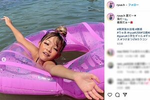 賛否となった小学生モデル・りゅあの“ギャル”水着姿（本人インスタグラムより）