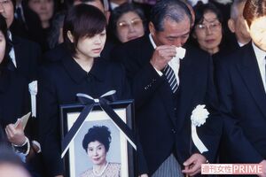 恭子夫人の葬儀では人目をはばからず涙した王さんと理恵（'01年）