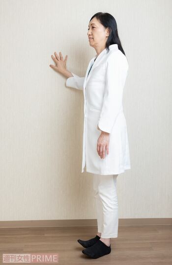 ふらつく人は壁に手をついてもOK!(撮影/齋藤周造)