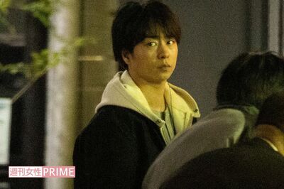 ドラマ撮影を行う櫻井翔('22年11月)