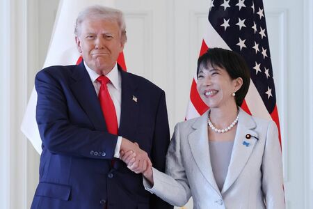 トランプ米大統領と握手を交わす高市早苗首相（2025年10月28日）