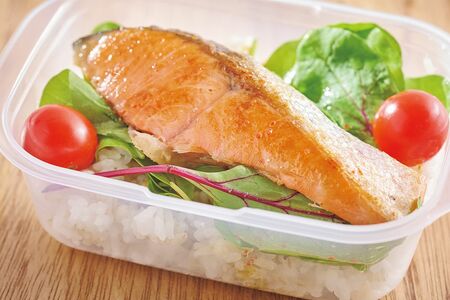 ナンプラー香る銀鮭の彩りエスニック丼