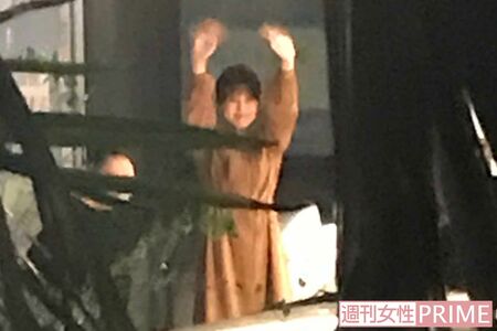 『中学聖日記』打ち上げ2次会にて、帰るスタッフたちに大きく手を振って見送る有村架純。