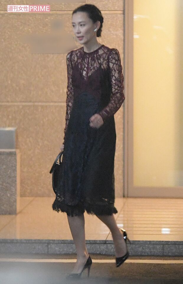 木村佳乃、ワイン色のシースルードレスで