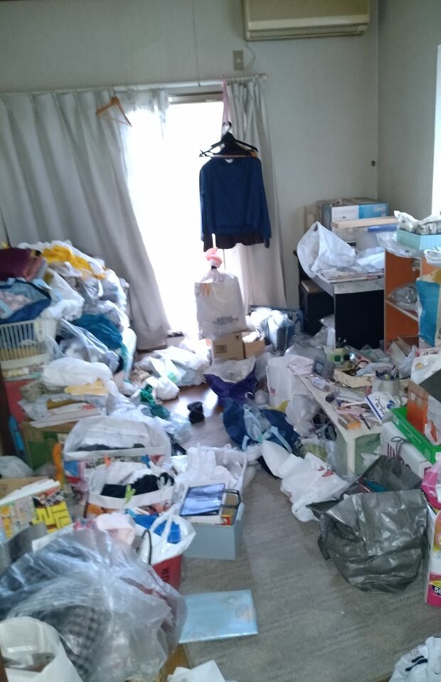 人が1人通れるほどの隙間しかないゴミで埋め尽くされた部屋