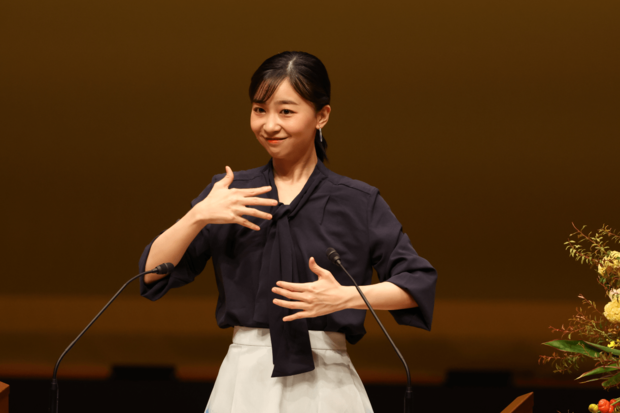 「第12回全国高校生手話パフォーマンス甲子園」開会式に出席し、手話で挨拶(2025年9月14日)