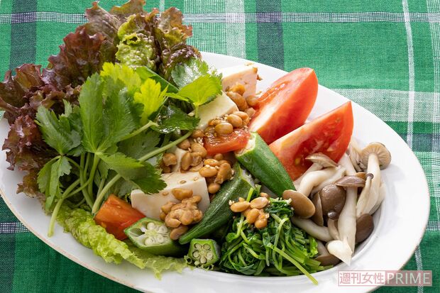 三つ葉と豆腐の納豆ドレサラダ 豆苗のβカロテン、豆腐のイソフラボンで老化撃退。(撮影/廣瀬靖士)