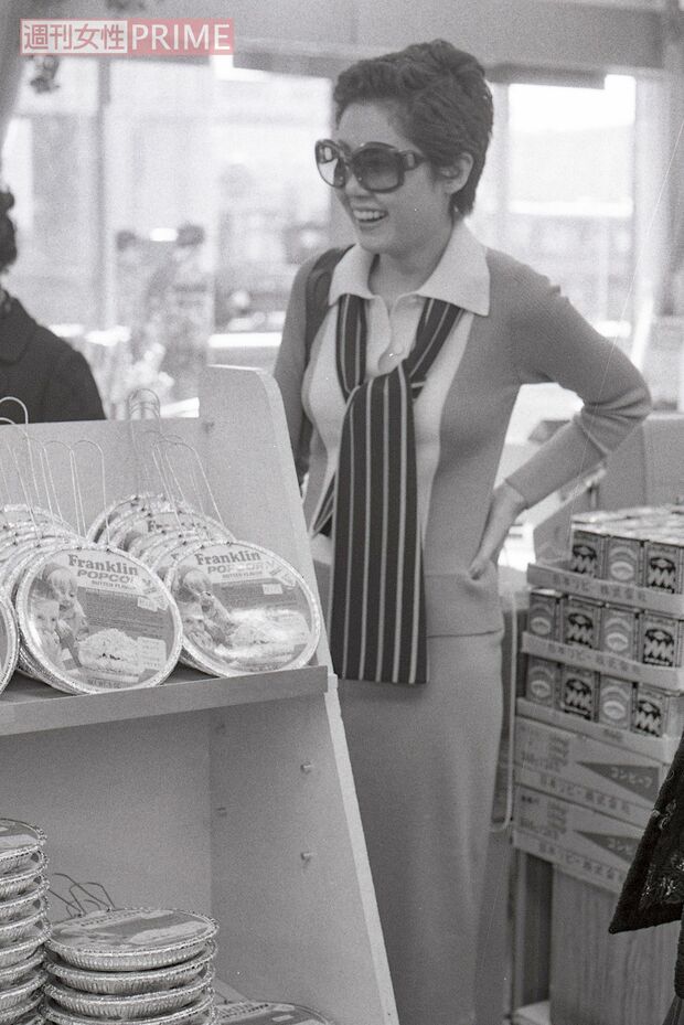 30歳のとき、私生活を密着取材。仕事後は、六本木の明治屋で買い物。タクシー代を心配し、「よかったら私の車に」と記者を気遣った（'74年）