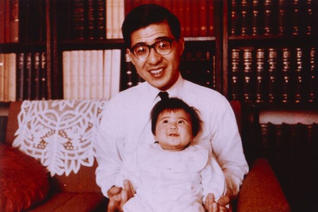 自宅でたくさんの本に囲まれ、お父さまと過ごされる生後約3か月の雅子さま（1964年）（写真提供／宮内庁）
