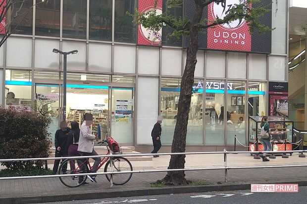 男性客にお金を下ろさせていたコンビニのATM