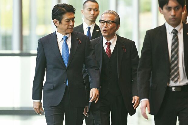竜崎総理（写真左・高橋克典）と犬飼（本田博太郎）（『罠の戦争』（c）カンテレ）