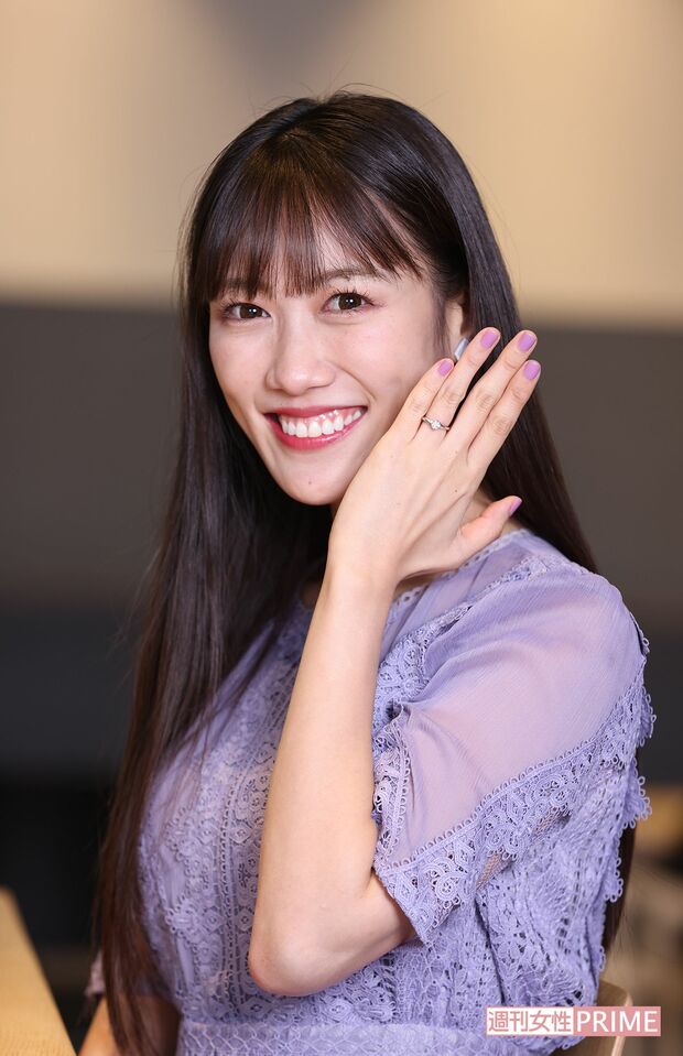 結婚発表直後の高城れに。左手の薬指には婚約指輪が（11月6日撮影）