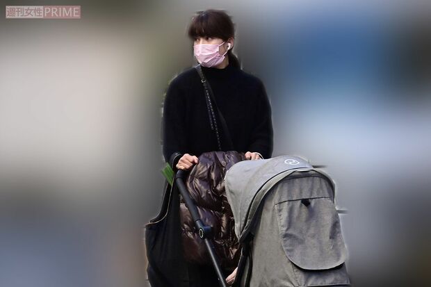 ベビーカーを押す上原多香子（'21年12月）