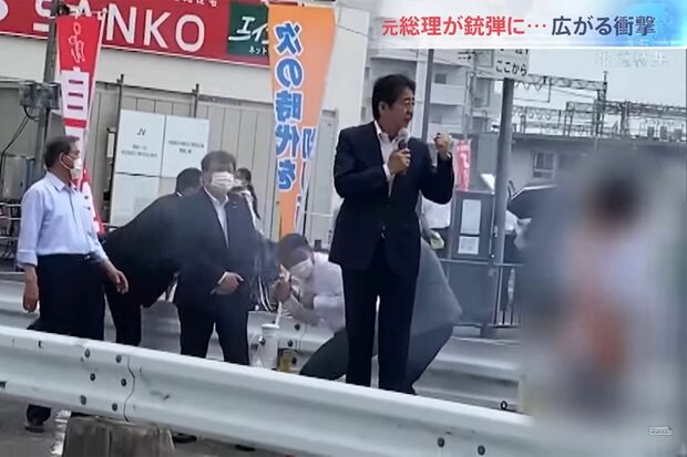 1回目の銃声を聞き、振り返る安倍晋三元首相(TBS『報道特集』より)