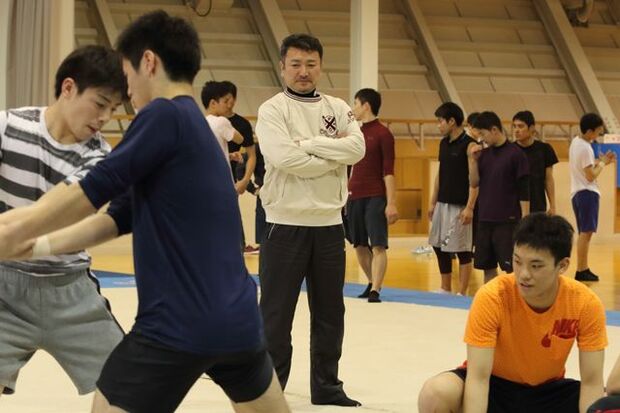 演技構成を考える選手たちの様子を見つめる　撮影／八木橋虎史