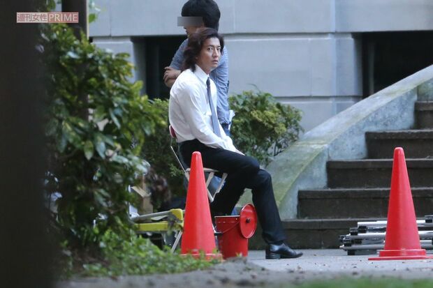 TBSドラマ『安堂ロイド』撮影で休憩中の木村拓哉（2013年）