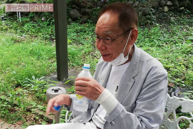 病院で面会を待つ源さん（9月）