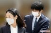 都内私立小学校の入学式にやってきた向井理と国仲涼子(2022年)