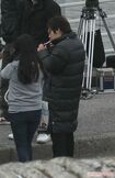 映画『プラチナデータ』のロケの合間にも、路上で一服していた二宮和也。豪邸でも煙を楽しんでいるのだろうか（'12年4月）