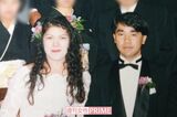 小室さんは父親似？　敏勝さんと母・佳代さんが結婚したときの記念写真（'90年ごろ）