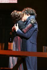 恋人の伯爵令嬢・ヨゼフィーネ（奥貫薫）とは、熱いキスシーンも