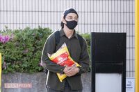 東出昌大、群馬で「巨大な全粒粉」を抱える姿がシュール! 女性ファンに声をかけられとった対応