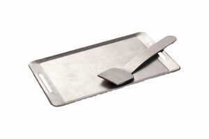 ダイソーミニ鉄板（リフター付き）ソーセージやおつまみを焼くのに役立つ