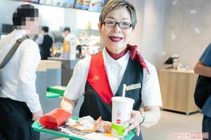 食べ終わったトレイをお客さんから受け取り、すばやくゴミ箱へ　撮影／伊藤和幸