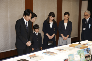 「学童疎開船を語り継ぐつどい2014」に出席し、生存者が対馬丸事件の様子を描いた絵などを見学した秋篠宮ご一家（2014年8月）