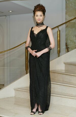 2004年のYUMIKATSURA　パリコレ記者会見での200万円のドレスを着た観月ありさ