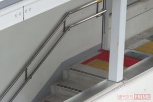 盗撮現場の駅階段は急角度で