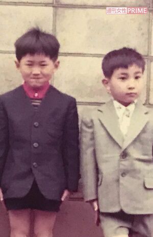 幼なじみと、極度の口下手だった秋葉さん（右）