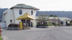 久留米市田主丸町には河童伝説が残り、町内には石像などが点在。それを象徴するのが、地元の工業高校の生徒がデザインしたこの駅舎。顔の中は『河童資料館』になっている