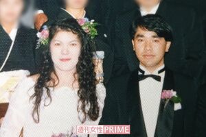 小室さんは父親似? 敏勝さんと母・佳代さんが結婚したときの記念写真('90年ごろ)