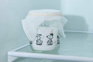 Q.冷蔵庫のニオイが気になる!　A.重曹を瓶に入れて冷蔵庫へ