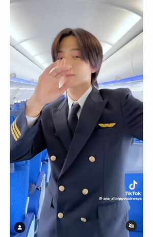 ANAの制服を着た『コムドット』やまと・ゆうまが出演するPR動画（ANA公式SNSより）