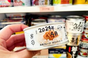 自宅ではこんな工夫も。和室にある本棚に保管し、缶に賞味期限を記載。
