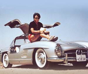 愛車メルセデスベンツ300SLガルウイング。会期中は松屋銀座の1階正面口に、堂々と展示予定　写真提供／日活、石原プロモーション