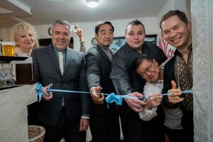 ウクライナ料理店『DOMIVKA（ドミウカ）』を訪れた安青錦