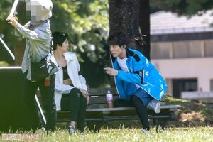 ドラマ『彼女はキレイだった』ロケ中の赤楚衛二と佐久間由衣