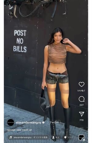 “透け”ファッションを披露したローラ(『アレキサンダー・ワン』公式インスタグラムより)