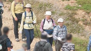 登山客と交流される皇太子ご一家。愛子さまとのやりとりに感激する人も(8月26日)
