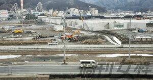  防潮堤の建設現場。写真左の作業員たちの身長から、10メートル近い高さが見てとれる