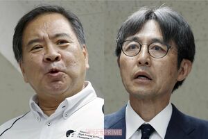 広陵の堀正和校長（右）と高野連の宝馨会長（左）