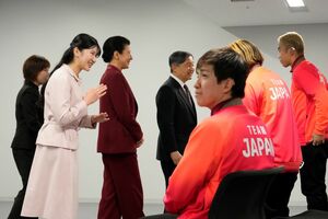 『第25回夏季デフリンピック競技大会　東京2025』出場選手と手話で懇談される愛子さま（写真/JMPA）