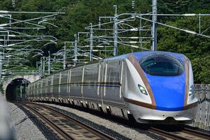 迷惑行為を行う音鉄の横には上越新幹線E7系らしき車両が写っている（JR東日本の公式サイトより）