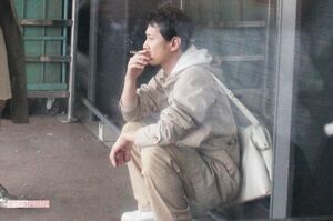 『ATARU』撮影合間にタバコを吸う中居正広