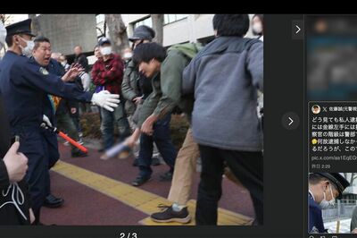 SNS拡散されているNHK党・立花孝志氏の襲撃の瞬間。宮西詩音容疑者を取り押さえる民間人(右)と対照的な警察官(一部編集部加工)