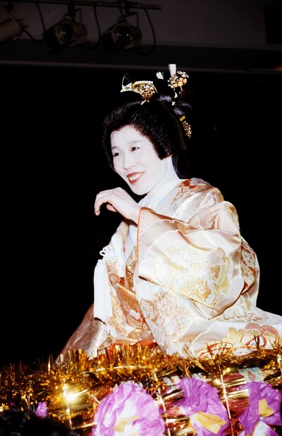 披露宴で神輿に乗って入場する原由子（1982年2月28日）
