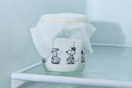Q.冷蔵庫のニオイが気になる!　A.重曹を瓶に入れて冷蔵庫へ